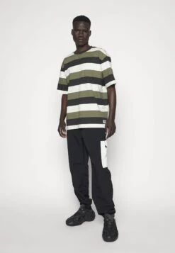 Fila Taichung Dropped Shoulder Tee - T-Shirt Print - Olive Night -Fila Verkoopwinkel 0915dd404db14dd49d815a01e4fce31d