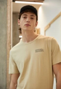 Fila Borne Regular Graphic Tee - T-Shirt Print - Fields Of Rye