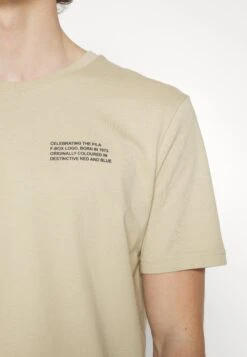 Fila Borne Regular Graphic Tee - T-Shirt Print - Fields Of Rye -Fila Verkoopwinkel 83b4b8f040224cb386ca834d40f1cbaa