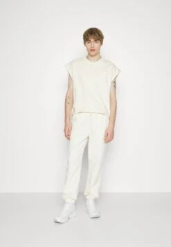 Fila Chipude Oversized Pants - Trainingsbroek - Antique White 11 Fila Chipude Oversized Pants - Trainingsbroek - Antique White -Fila Verkoopwinkel 9750f9fa63524905af0defeaeba5d801