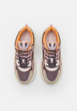 Fila Novarra - Sneakers Laag - Plum Truffle/Oxford Tan 11 Fila Novarra - Sneakers Laag - Plum Truffle/Oxford Tan -Fila Verkoopwinkel b3f26f2a6693489689a1616cd44c3238