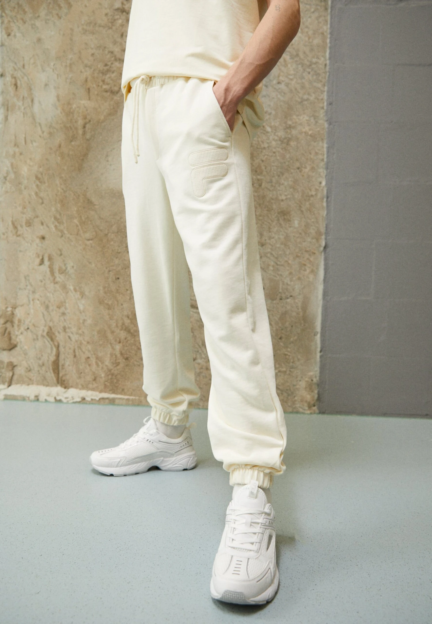Fila Chipude Oversized Pants - Trainingsbroek - Antique White 1 Fila Chipude Oversized Pants - Trainingsbroek - Antique White