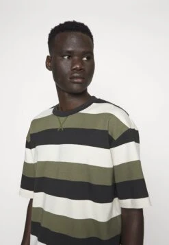 Fila Taichung Dropped Shoulder Tee - T-Shirt Print - Olive Night -Fila Verkoopwinkel d6d9ca99214247b082d2920f22e907b6