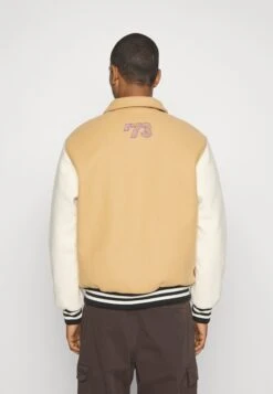 Fila Tehran College Jacket Unisex - Bomberjacks - Iced Coffee -Fila Verkoopwinkel d8bff80573514440a8fb90f29409fd76