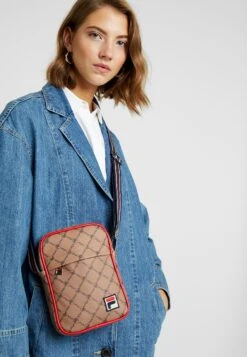 Fila Reporter Bag - Schoudertas - Allover Rhubarb/Vineyard Wine 13 Fila Reporter Bag - Schoudertas - Allover Rhubarb/Vineyard Wine -Fila Verkoopwinkel dd5e4b77dca14a4a8ffa189f1202dab6