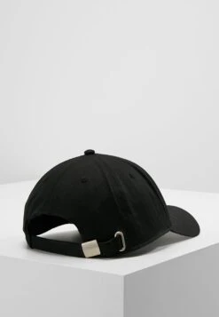 Fila Dad Cap Linear Strap Back - Pet - Black -Fila Verkoopwinkel f7ccaa88a8934b02a883088e89662687